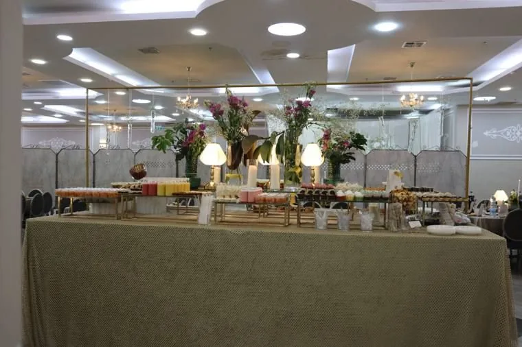 בר עשיר עם מנורות ופרחים — עיצוב אירועים מאת ציפי שטיין