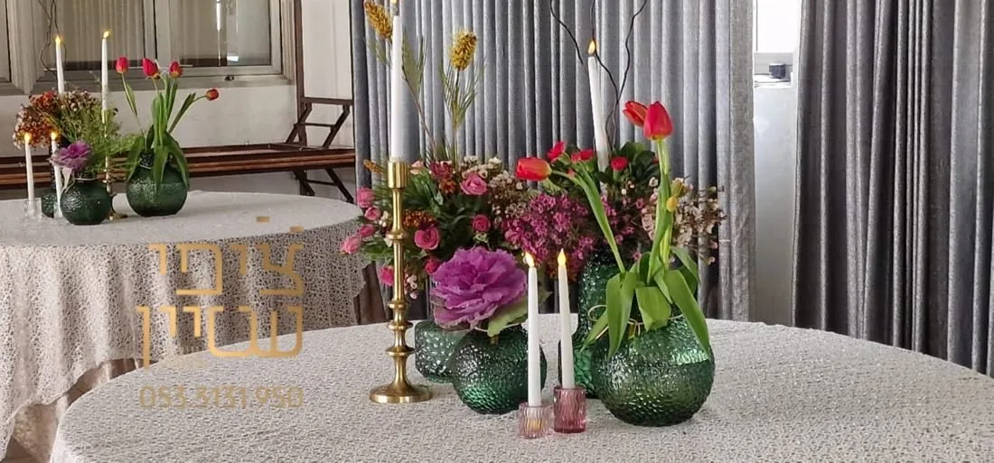 מרכז שולחן — אגרטלים ירוקים וצבעוני — עיצוב אירועים מאת ציפי שטיין