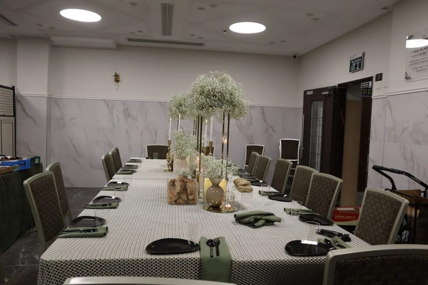 שולחן אירוח עם מרכז גיבסנית מוגבה — עיצוב אירועים מאת ציפי שטיין