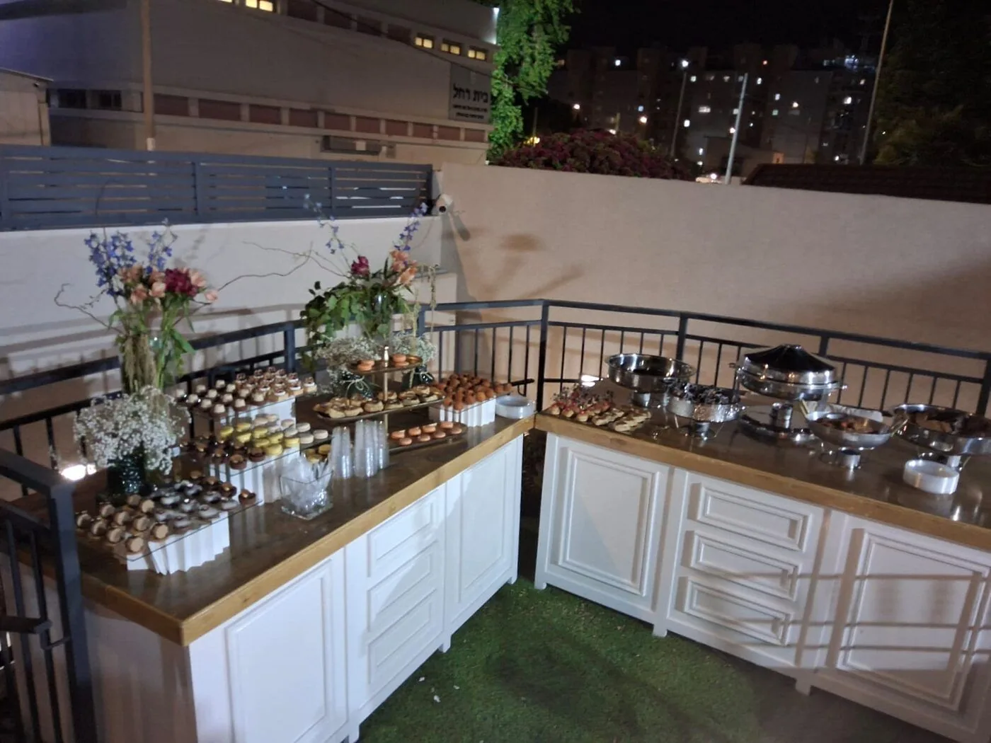 בר קינוחים במרפסת — אירוע ערב — עיצוב אירועים מאת ציפי שטיין